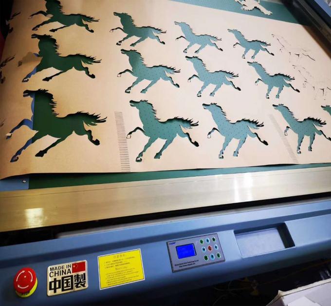 Inkjet CAD Cutter Plotter Machine สําหรับกระเป๋ารองเท้า เสื้อผ้าผ้ากระดาษรูปแบบ 3