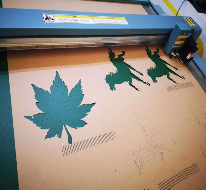 Inkjet CAD Cutter Plotter Machine สําหรับกระเป๋ารองเท้า เสื้อผ้าผ้ากระดาษรูปแบบ 4